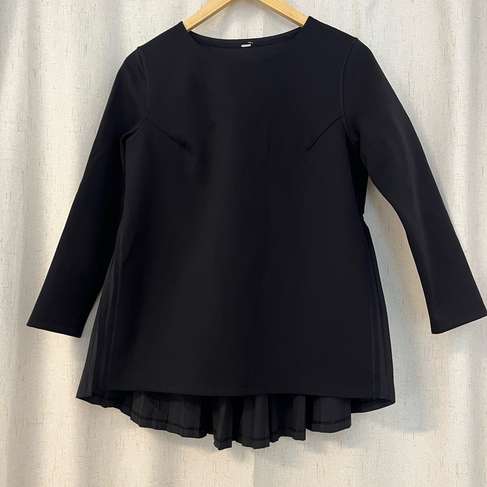 Lululemon Chic Black Long Sleeve Women's Top gym-wear outing-wear - Picture 6 of 9